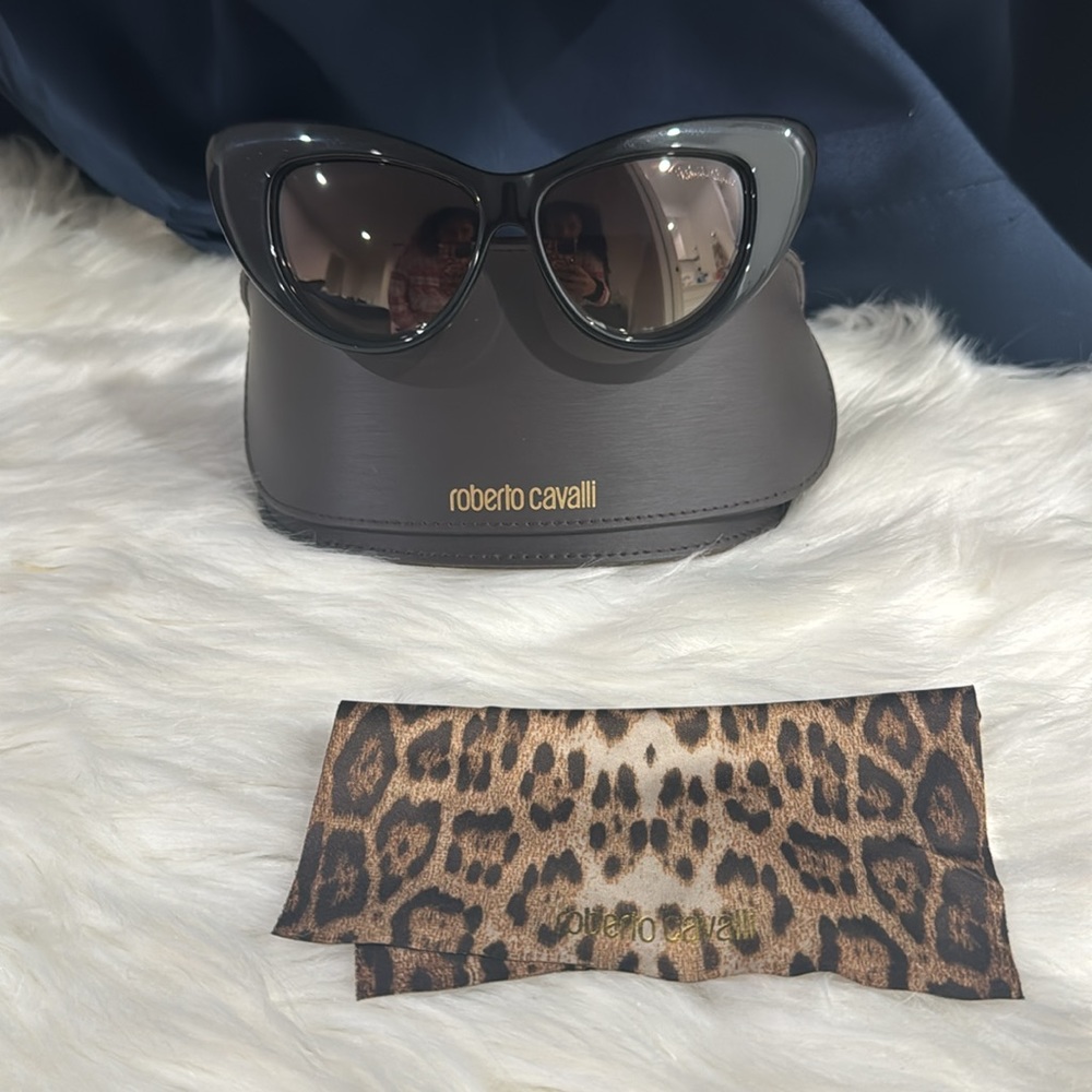 š¤ROBERTO CAVALLI
Lohifushi 737S Cat-Eye Sunglasses - Picture 3 of 12